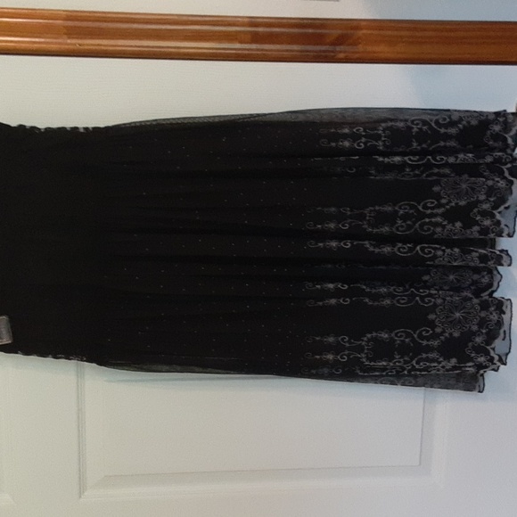 GUC- Beautiful Black Lace Skirt - Picture 2 of 8